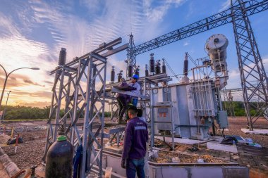 Muadzam Şah, Malezya - 9 Ocak 2020: Yüksek voltaj istasyonlarında tanımlanamayan elektrikçi çalışması.