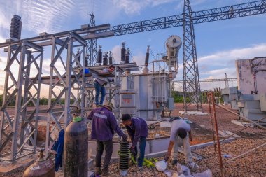 Muadzam Şah, Malezya - 9 Ocak 2020: Yüksek voltaj istasyonlarında tanımlanamayan elektrikçi çalışması.