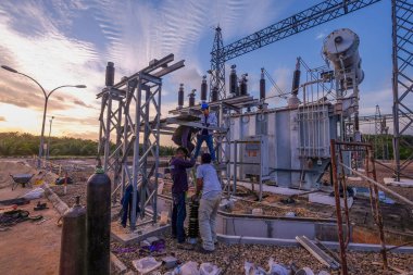 Muadzam Şah, Malezya - 9 Ocak 2020: Yüksek voltaj istasyonlarında tanımlanamayan elektrikçi çalışması.