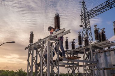 Muadzam Şah, Malezya - 9 Ocak 2020: Yüksek voltaj istasyonlarında tanımlanamayan elektrikçi çalışması.