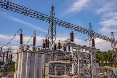 Muadzam Şah, Malezya - 9 Ocak 2020: Yüksek voltaj istasyonlarında tanımlanamayan elektrikçi çalışması.