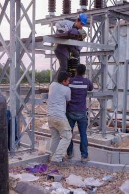 Muadzam Şah, Malezya - 9 Ocak 2020: Yüksek voltaj istasyonlarında tanımlanamayan elektrikçi çalışması.