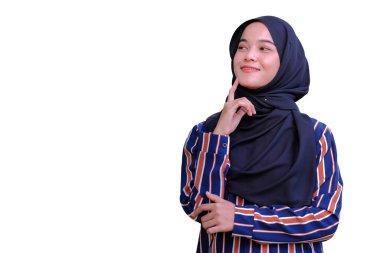 Açık havada tesettürlü sevimli Malezyalı kadın portresi.