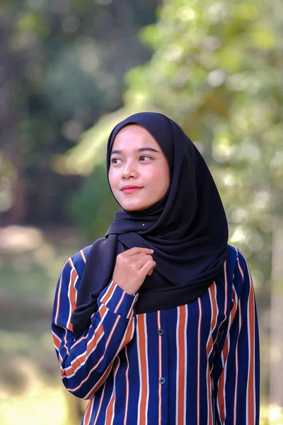 Portrait Cute Malay Asian Lady Mengenakan Hijab Outdoor — Stok Foto