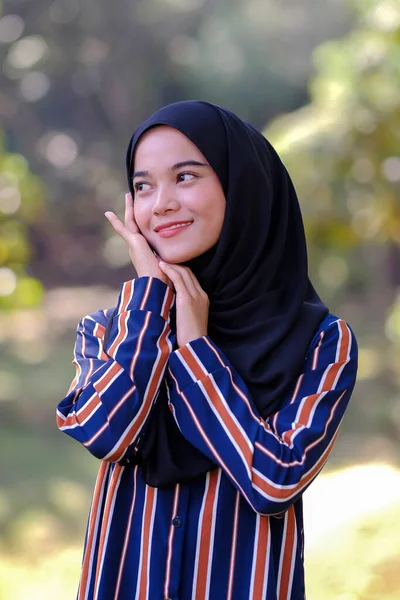 Retrato Linda Señora Asiática Malaya Usando Hijab Aire Libre —  Fotos de Stock
