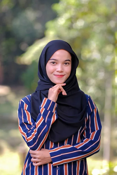 Portret Van Schattig Maleis Aziatische Dame Dragen Hijab Outdoor — Stockfoto