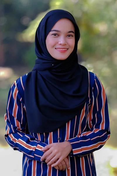 Portret Van Schattig Maleis Aziatische Dame Dragen Hijab Outdoor — Stockfoto