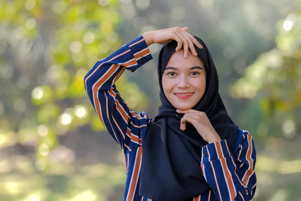 Portret Van Schattig Maleis Aziatische Dame Dragen Hijab Outdoor — Stockfoto