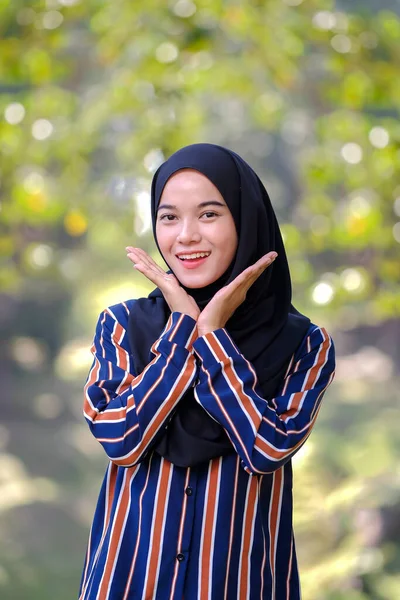 Portrait Cute Malay Asian Lady Mengenakan Hijab Outdoor — Stok Foto