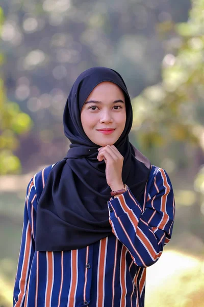 Porträt Der Süßen Malaiischen Asiatin Mit Hijab Freien — Stockfoto