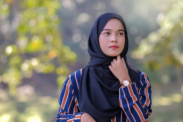 Açık Havada Tesettürlü Sevimli Malezyalı Kadın Portresi — Stok fotoğraf