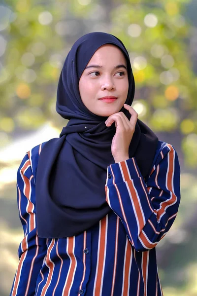 Portrait Cute Malay Asian Lady Mengenakan Hijab Outdoor — Stok Foto
