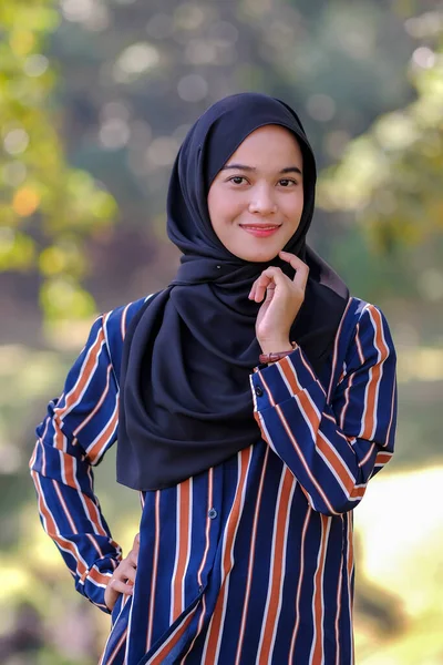 Porträtt Söt Malaysisk Asiatisk Dam Bär Hijab Utomhus — Stockfoto