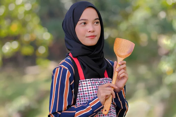 Wundersame Köchin Hijab Die Hand Auf Der Taille Hält Holzlöffel — Stockfoto