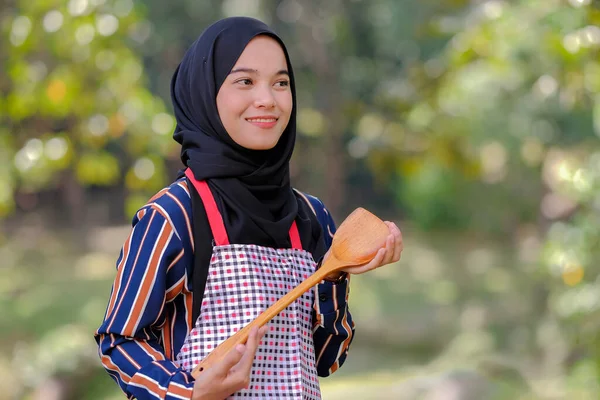 Mujer Chef Maravilla Con Hijab Pie Mano Cintura Sostiene Cucharón —  Fotos de Stock