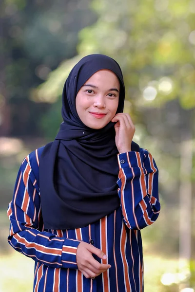 Portret Van Schattig Maleis Aziatische Dame Dragen Hijab Outdoor — Stockfoto