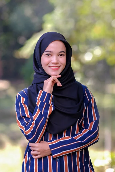 Retrato Linda Señora Asiática Malaya Usando Hijab Aire Libre —  Fotos de Stock