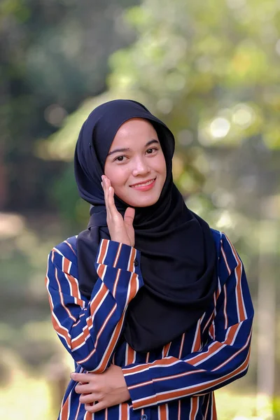 Portret Van Schattig Maleis Aziatische Dame Dragen Hijab Outdoor — Stockfoto