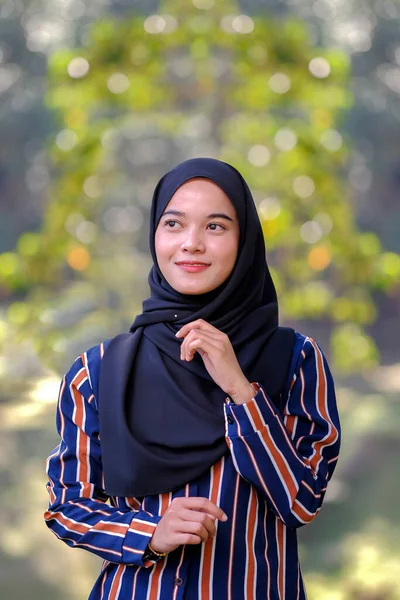 Portret Van Schattig Maleis Aziatische Dame Dragen Hijab Outdoor — Stockfoto