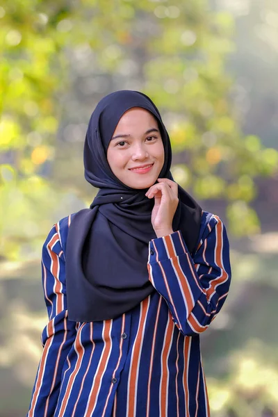 Retrato Bonito Malaio Ásia Senhora Vestindo Hijab Livre — Fotografia de Stock