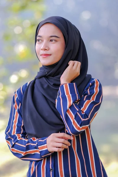 Portret Van Schattig Maleis Aziatische Dame Dragen Hijab Outdoor — Stockfoto