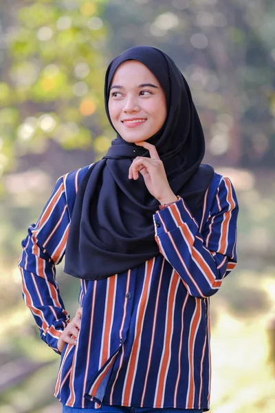 Porträtt Söt Malaysisk Asiatisk Dam Bär Hijab Utomhus — Stockfoto