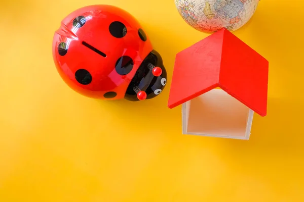 Ladybug Porquinho Banco Mini Casa Fundo Amarelo — Fotografia de Stock