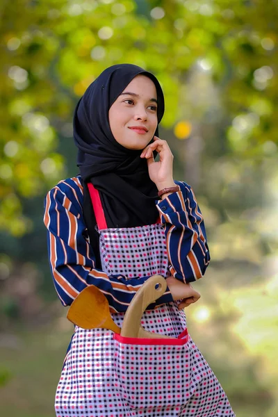 Koki Wanita Cantik Mengenakan Jilbab Berdiri Dengan Sendok Kayu Dan — Stok Foto