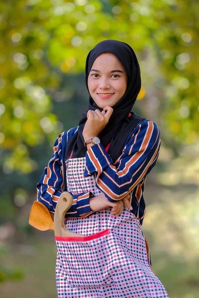Piękna Kucharka Nosząca Hidżab Stojąca Drewnianą Chochlą Drewnianą Deską Krojenia — Zdjęcie stockowe