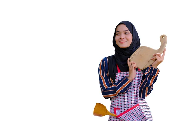 Schöne Frau Einem Hijab Mit Holzschneidebrett Und Holzlöffel Einer Schürze — Stockfoto