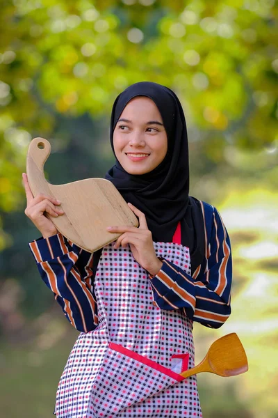 Schöne Frau Einem Hijab Mit Holzschneidebrett Und Holzlöffel Einer Schürze — Stockfoto