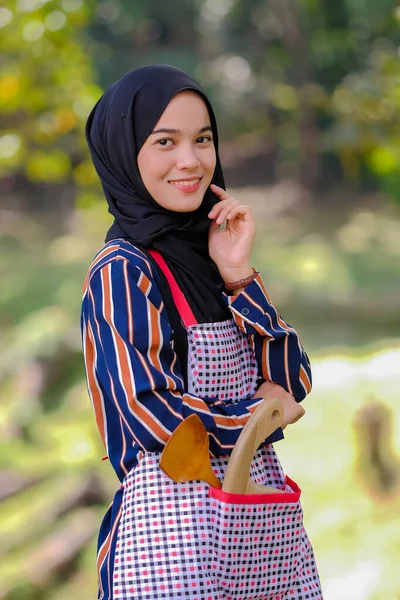 Mooie Vrouwelijke Chef Dragen Hijab Staan Met Houten Lepel Houten — Stockfoto