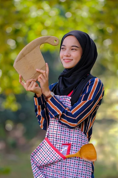 Schöne Frau Einem Hijab Mit Holzschneidebrett Und Holzlöffel Einer Schürze — Stockfoto