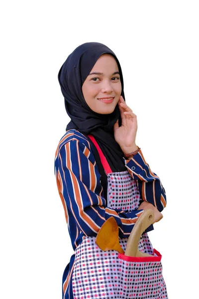 Schöne Köchin Hijab Mit Hölzerner Schöpfkelle Und Hölzernem Schneidebrett Einer — Stockfoto