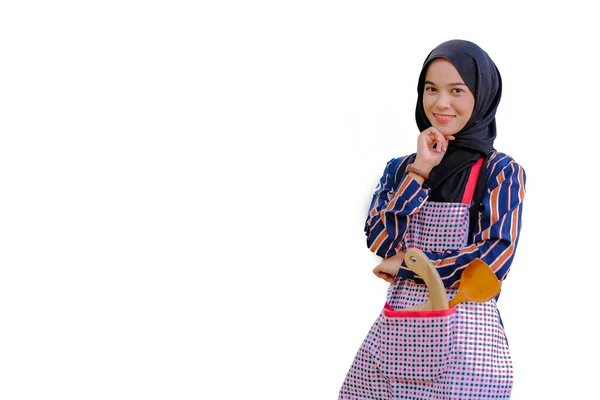 Koki Wanita Cantik Mengenakan Jilbab Berdiri Dengan Sendok Kayu Dan — Stok Foto