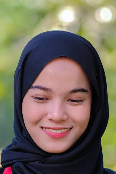 Nahaufnahme Kopfschuss Einer Hübschen Jungen Asiatin Mit Tudung Oder Kopftuch — Stockfoto