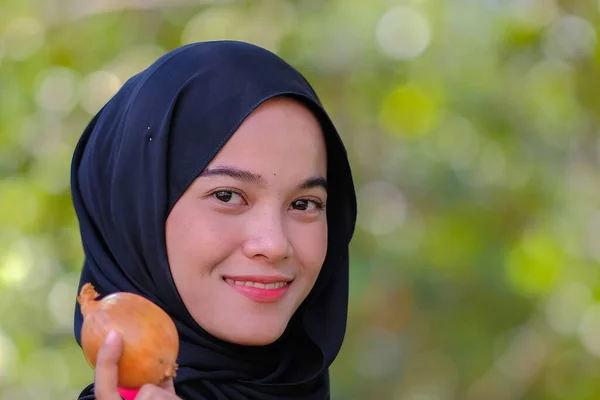 Wanita Cantik Memegang Anion Gaeden — Stok Foto