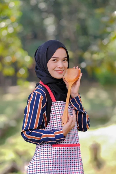 Schöne Köchin Hijab Mit Hölzerner Schöpfkelle Auf Verschwommenem Hintergrund — Stockfoto