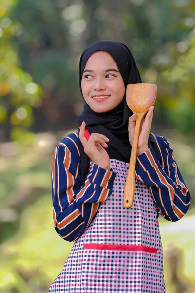 Mooie Vrouwelijke Chef Kok Dragen Hijab Staan Met Houten Lepel — Stockfoto