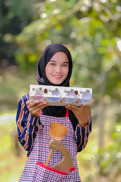 Tangan Wanita Cantik Memegang Kosmetik Kosong Atau Wadah Herbal Pada — Stok Foto