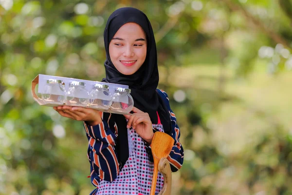 Tangan Wanita Cantik Memegang Kosmetik Kosong Atau Wadah Herbal Pada — Stok Foto