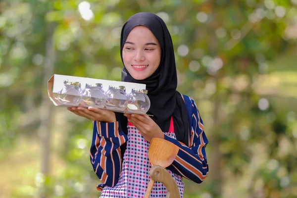 Tangan Wanita Cantik Memegang Kosmetik Kosong Atau Wadah Herbal Pada — Stok Foto