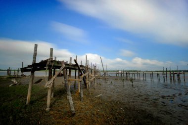 Kuala Rompin, Malezya 'da güzel mavi gökyüzü olan eski ahşap iskelede