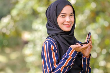 Tesettürlü, kozmetik kapaklı ve kameraya bakan yakın plan kadın modeli. Moda ve güzellik konsepti