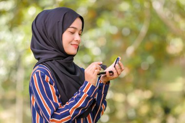 Yüzünde bulanık bir arkaplan olan güzel bir genç kadın. - Evet. Moda ve güzellik konsepti