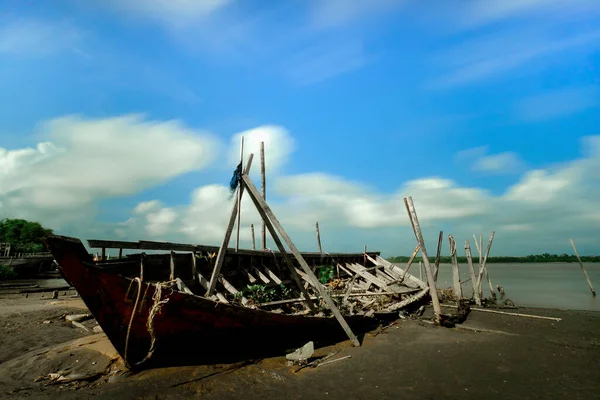 Egy Öreg Halászhajó Parton Rekedt Egy Napsütéses Napon Gyönyörű Égbolttal — Stock Fotó