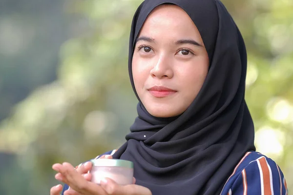 Modelo Feminino Close Com Hijab Segurar Cosméticos Olhando Para Câmera — Fotografia de Stock