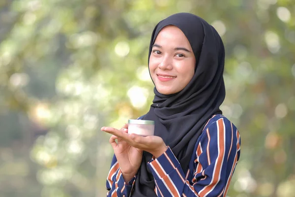 Close Model Perempuan Dengan Hijab Memegang Kosmetik Dan Melihat Kamera — Stok Foto
