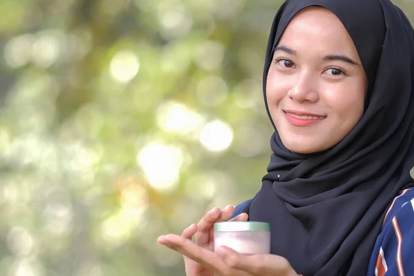 Close Model Perempuan Dengan Hijab Memegang Kosmetik Dan Melihat Kamera — Stok Foto