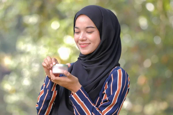 Close Vrouwelijk Model Met Hijab Aanbrengen Van Make Haar Gezicht — Stockfoto